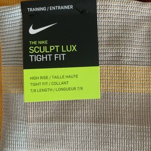 Women’s Nike Sculpt Lux Tight Fit legging